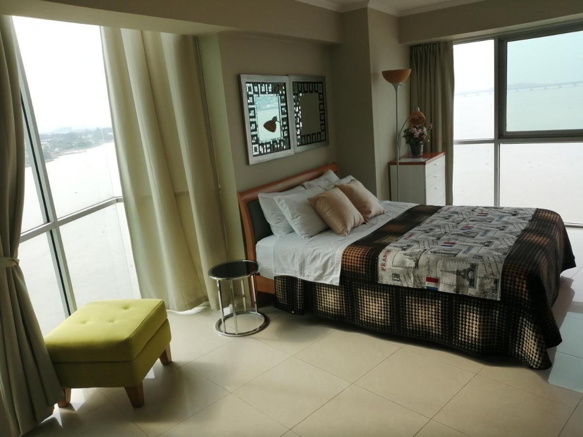 Puerto Santa Ana Suites Гуаякиль Экстерьер фото