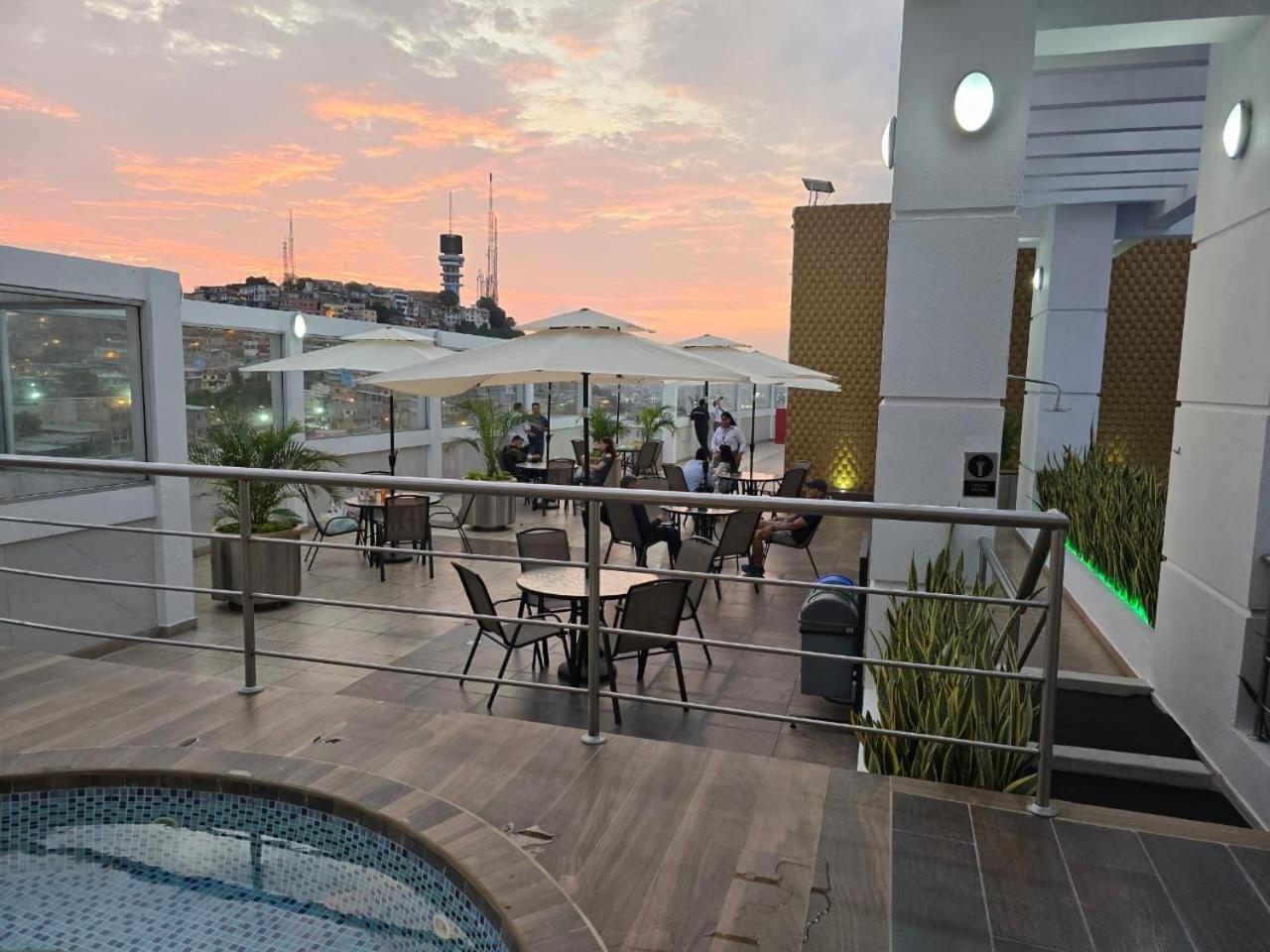 Puerto Santa Ana Suites Гуаякиль Экстерьер фото
